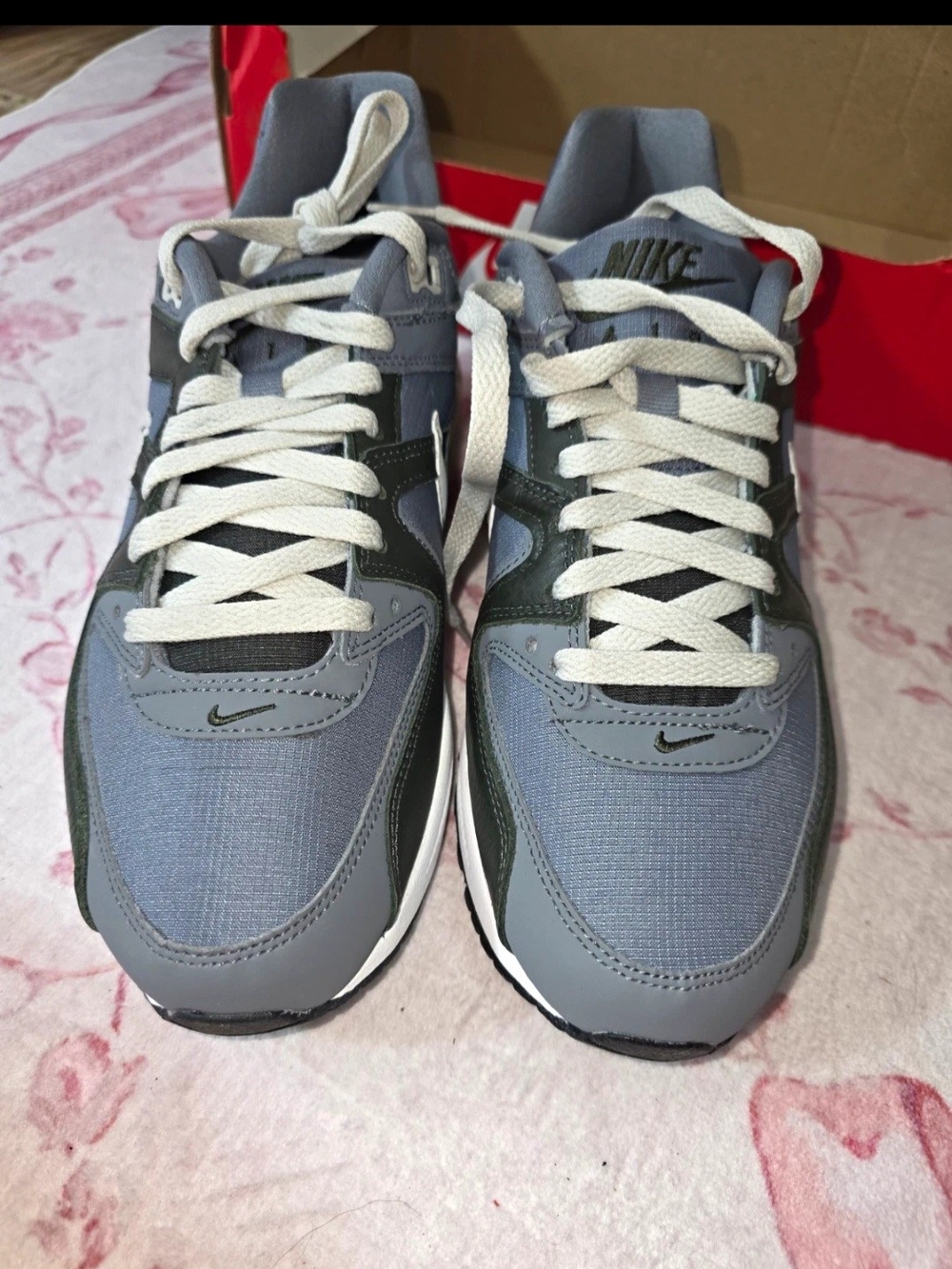 Nike Men’s Grey and White Low-Top Sneakers